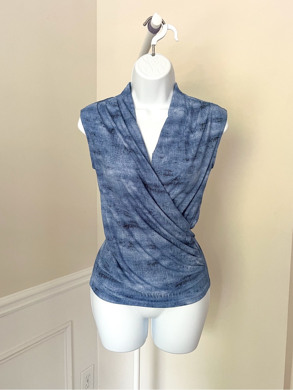 RAFFINALLA Drapey V Neck Crossover Faux Wrap Top Sleeveless Blue Women’s XS